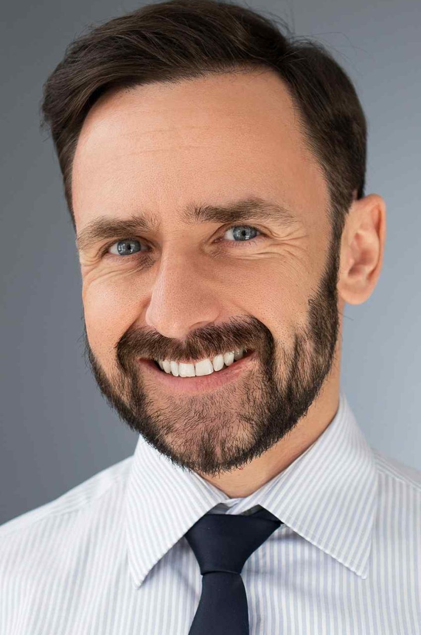 https://www.mapleleaf-services.com/wp-content/uploads/2019/02/team_01-850x1280.jpg